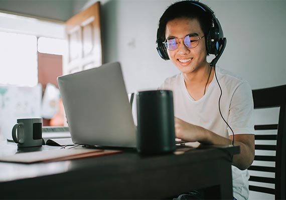 Agent working in laptop